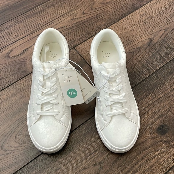 A new Day White Sneakers Maddison Memory Foam Insole shoe New Size 9.5 - Picture 9 of 9